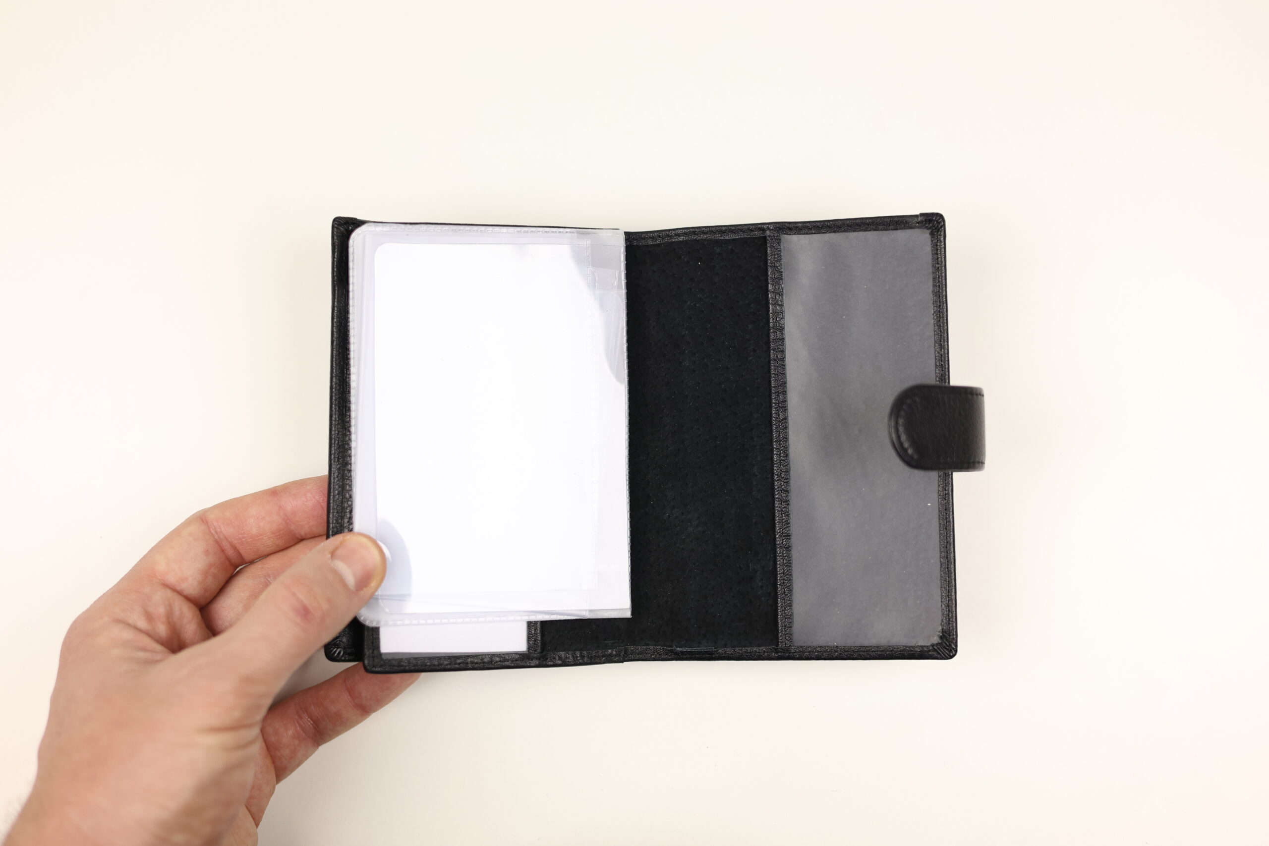 Чоловіче шкіряне портмоне cardinal вертикальне на кнопці Чоловіче шкіряне портмоне cardinal вертикальне на кнопці