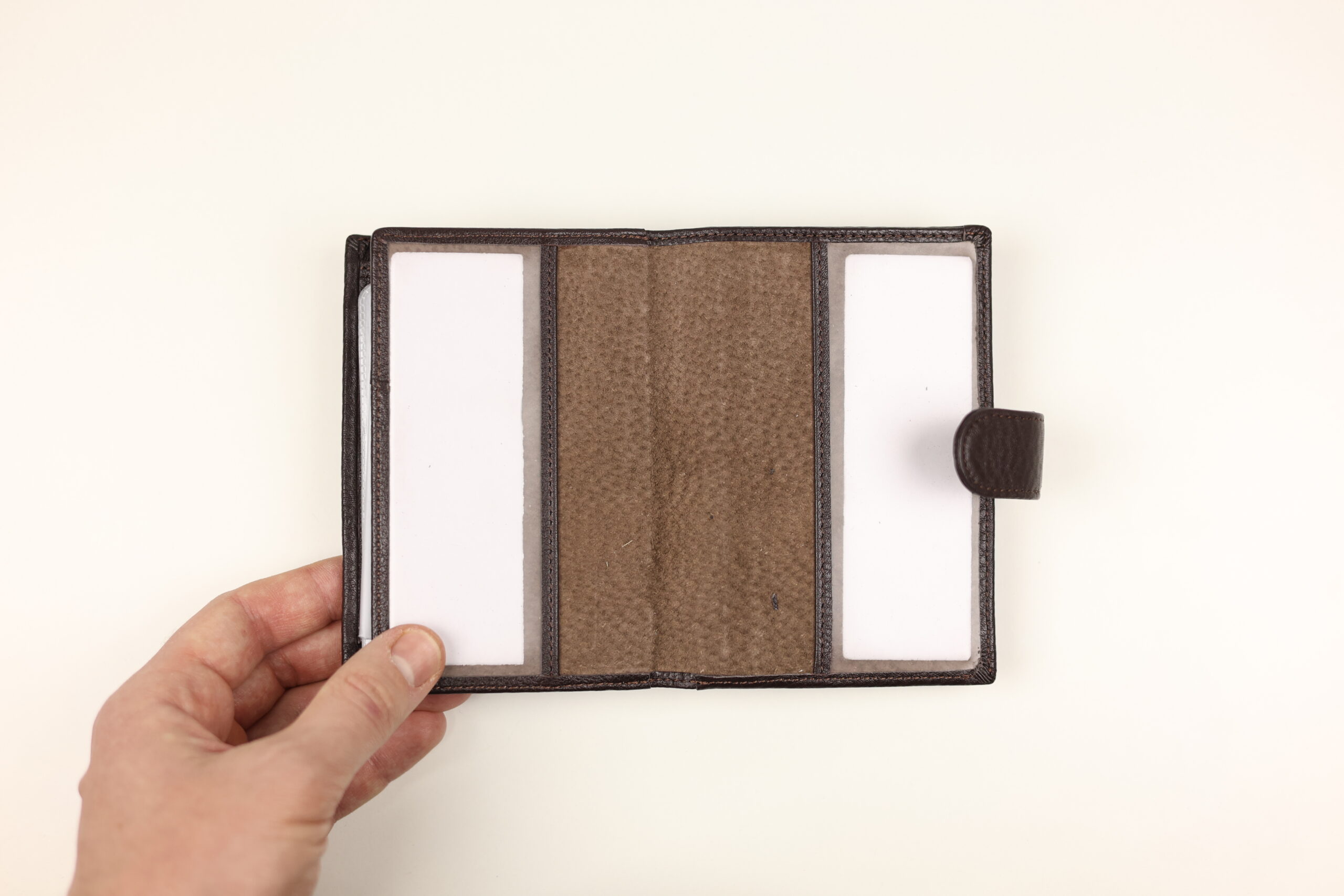 Чоловіче шкіряне портмоне cardinal вертикальне на кнопці Чоловіче шкіряне портмоне cardinal вертикальне на кнопці