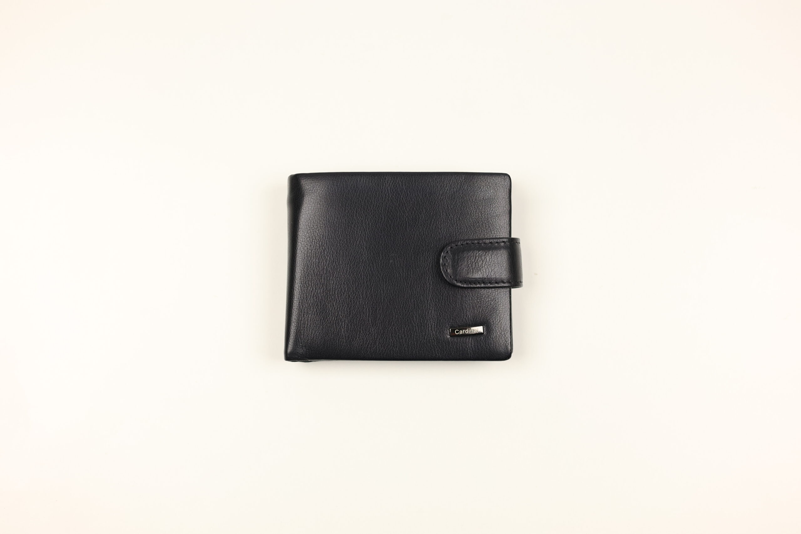 Чоловічий шкіряний гаманець Cardinal на кнопці (зовнішня монетниця на клапані)