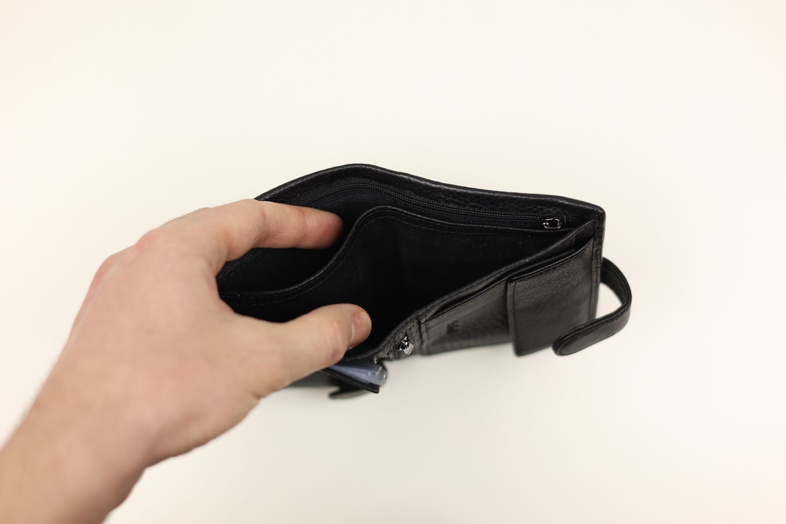 Чоловіче шкіряне портмоне cardinal вертикальне на кнопці Чоловіче шкіряне портмоне cardinal вертикальне на кнопці