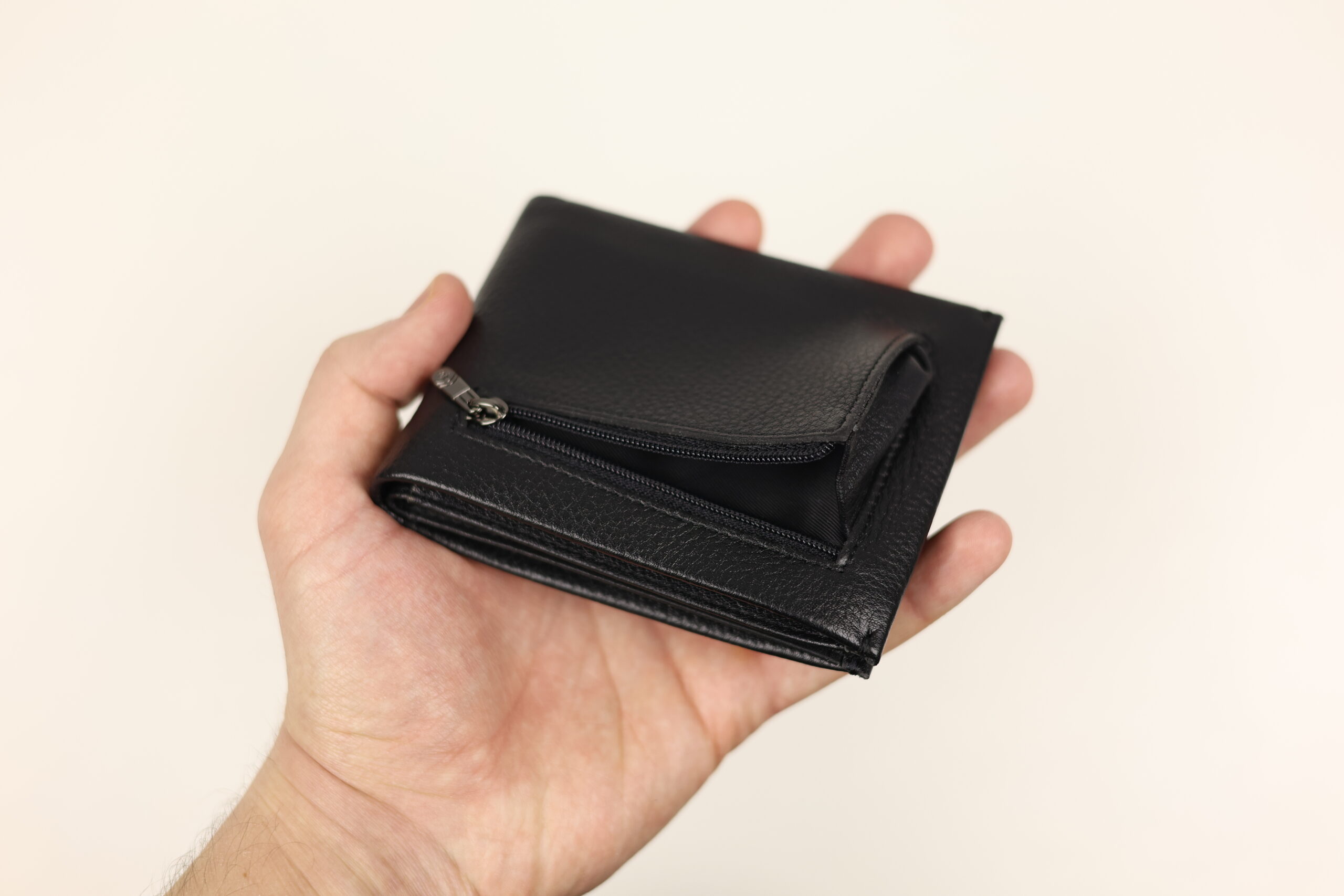 Чоловічий шкіряний затискач для грошей cardinal (з монетницею на блискавці) Чоловічий шкіряний затискач для грошей cardinal (з монетницею на блискавці)