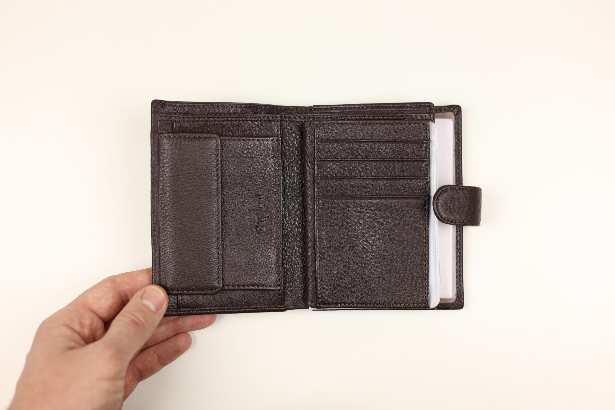 Чоловіче шкіряне портмоне cardinal вертикальне на кнопці Чоловіче шкіряне портмоне cardinal вертикальне на кнопці