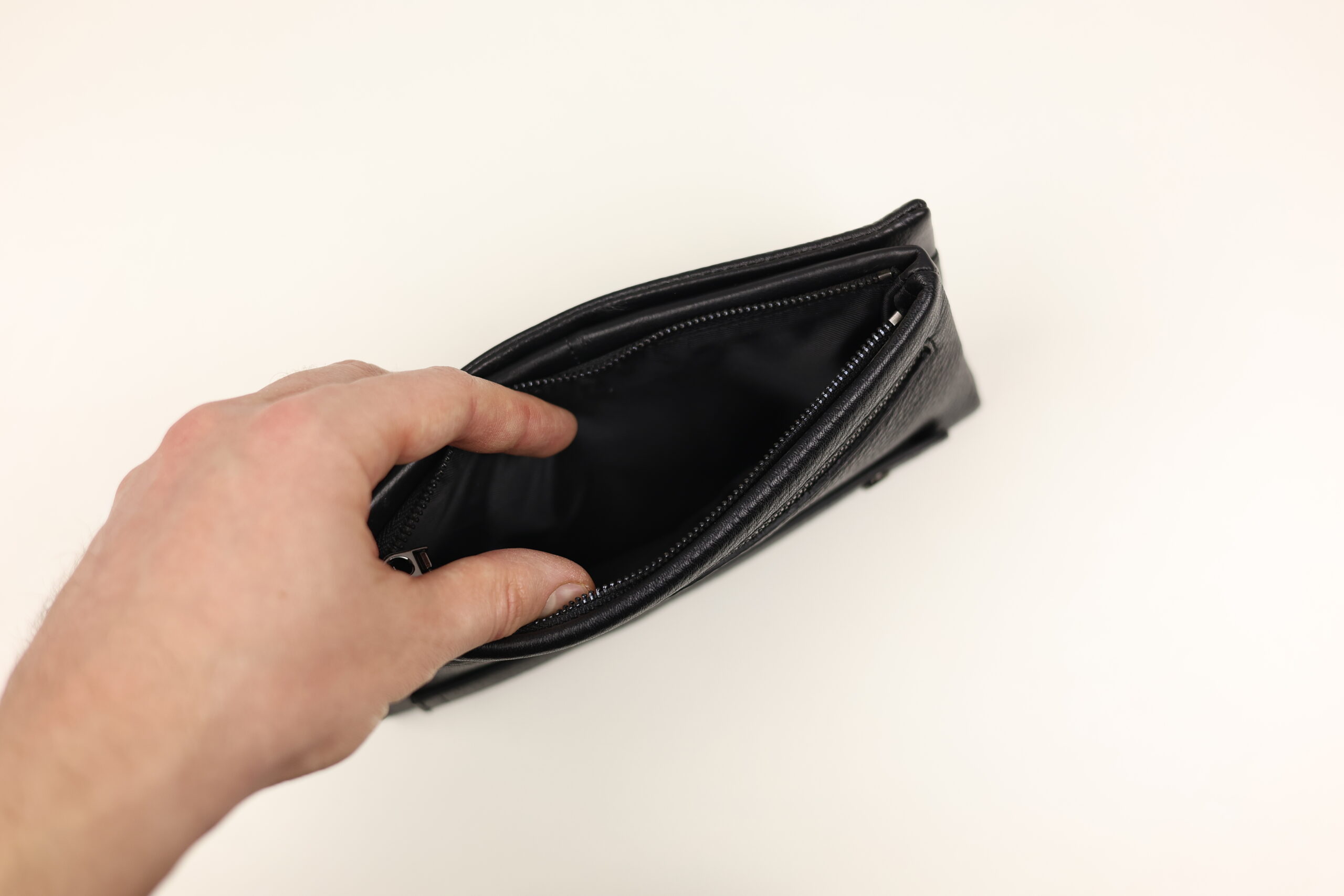 Чоловічий шкіряний клатч cardinal з ремінцем для руки (гаманець на блискавці) Чоловічий шкіряний клатч cardinal з ремінцем для руки (гаманець на блискавці)