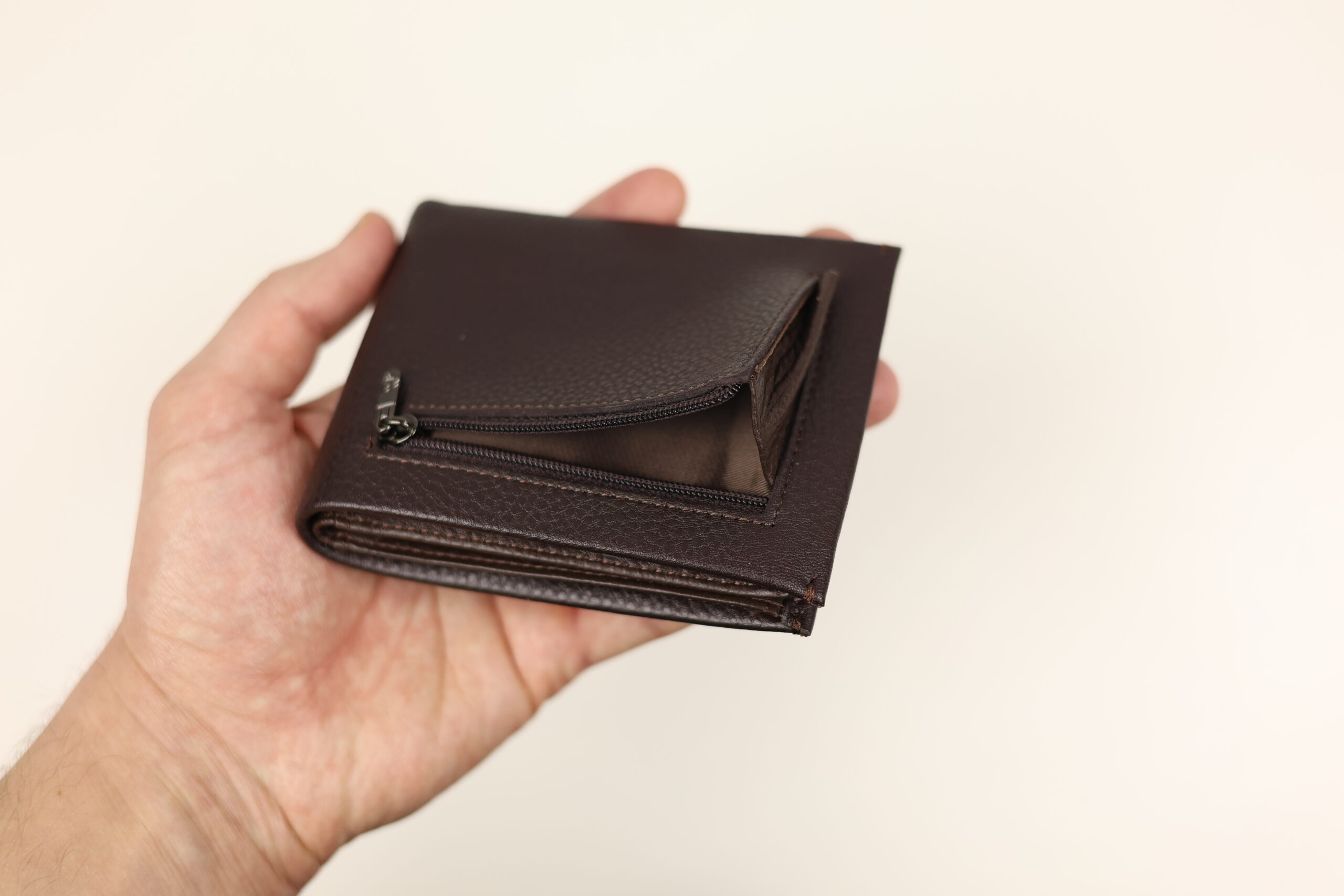 Чоловічий шкіряний затискач для грошей cardinal (з монетницею на блискавці) Чоловічий шкіряний затискач для грошей cardinal (з монетницею на блискавці)