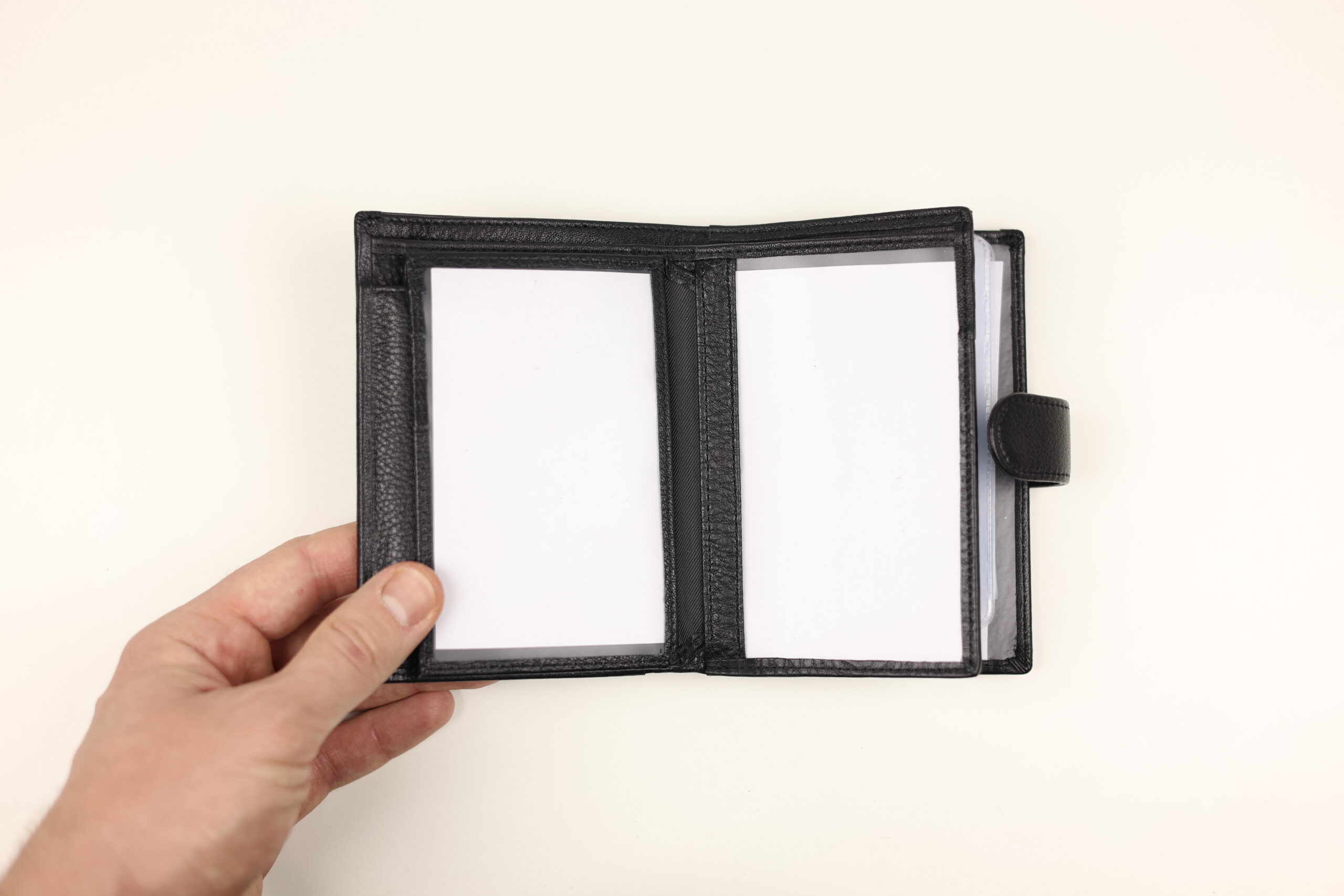 Чоловіче шкіряне портмоне cardinal вертикальне на кнопці Чоловіче шкіряне портмоне cardinal вертикальне на кнопці