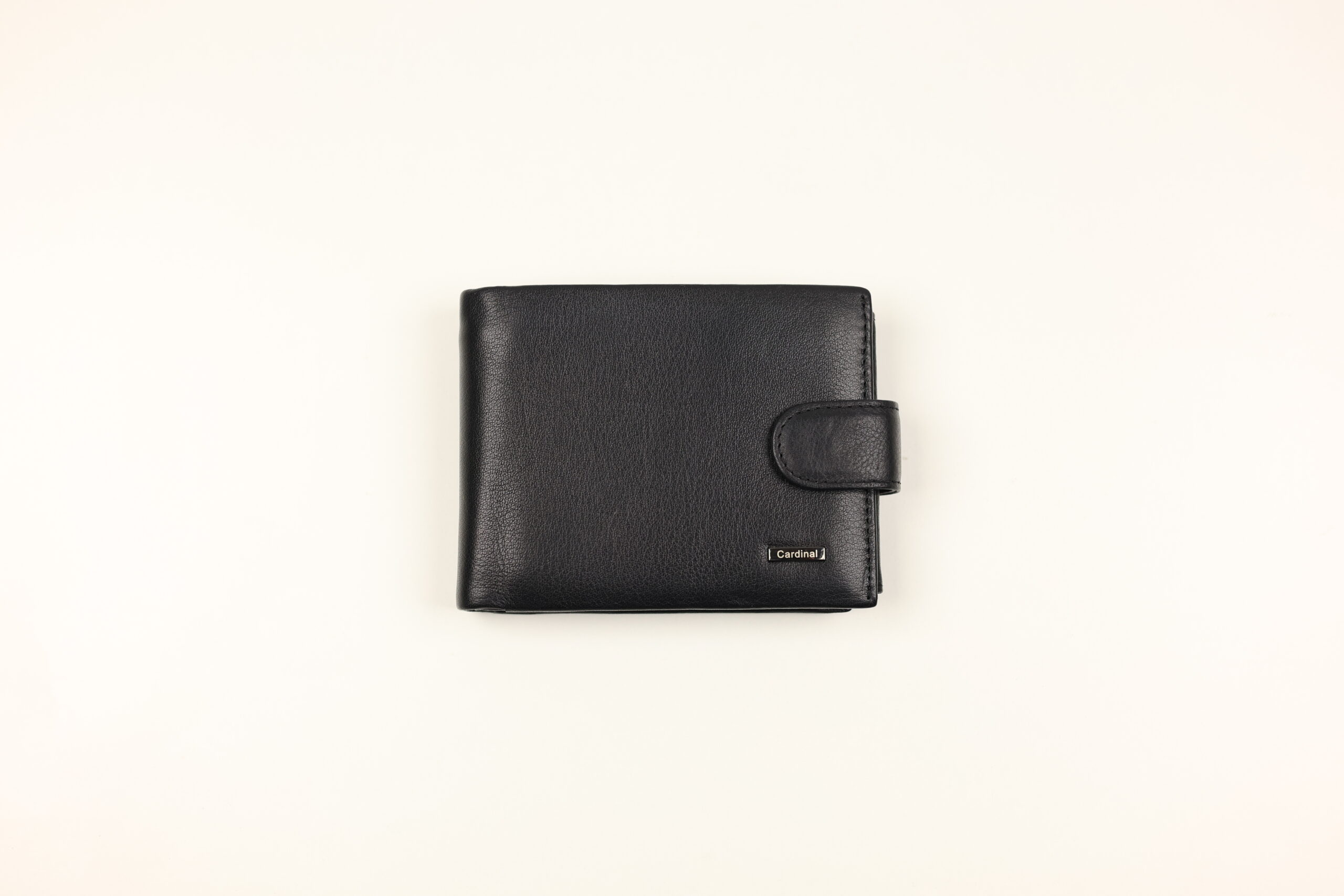 Чоловічий шкіряний гаманець Cardinal на кнопці з відділенням для документів
