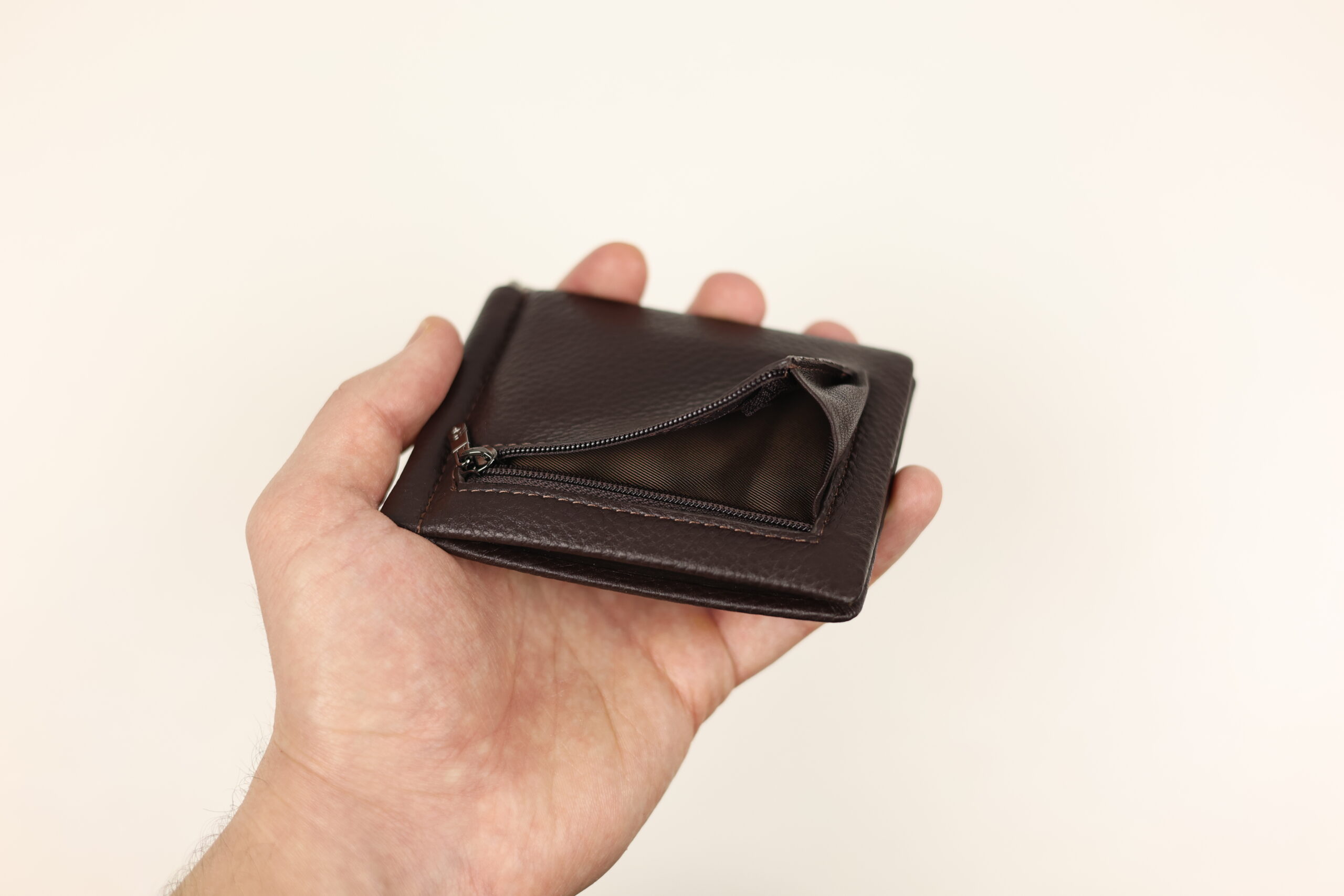 Чоловічий шкіряний затискач cardinal на кнопці (з монетницею) Чоловічий шкіряний затискач cardinal на кнопці (з монетницею)