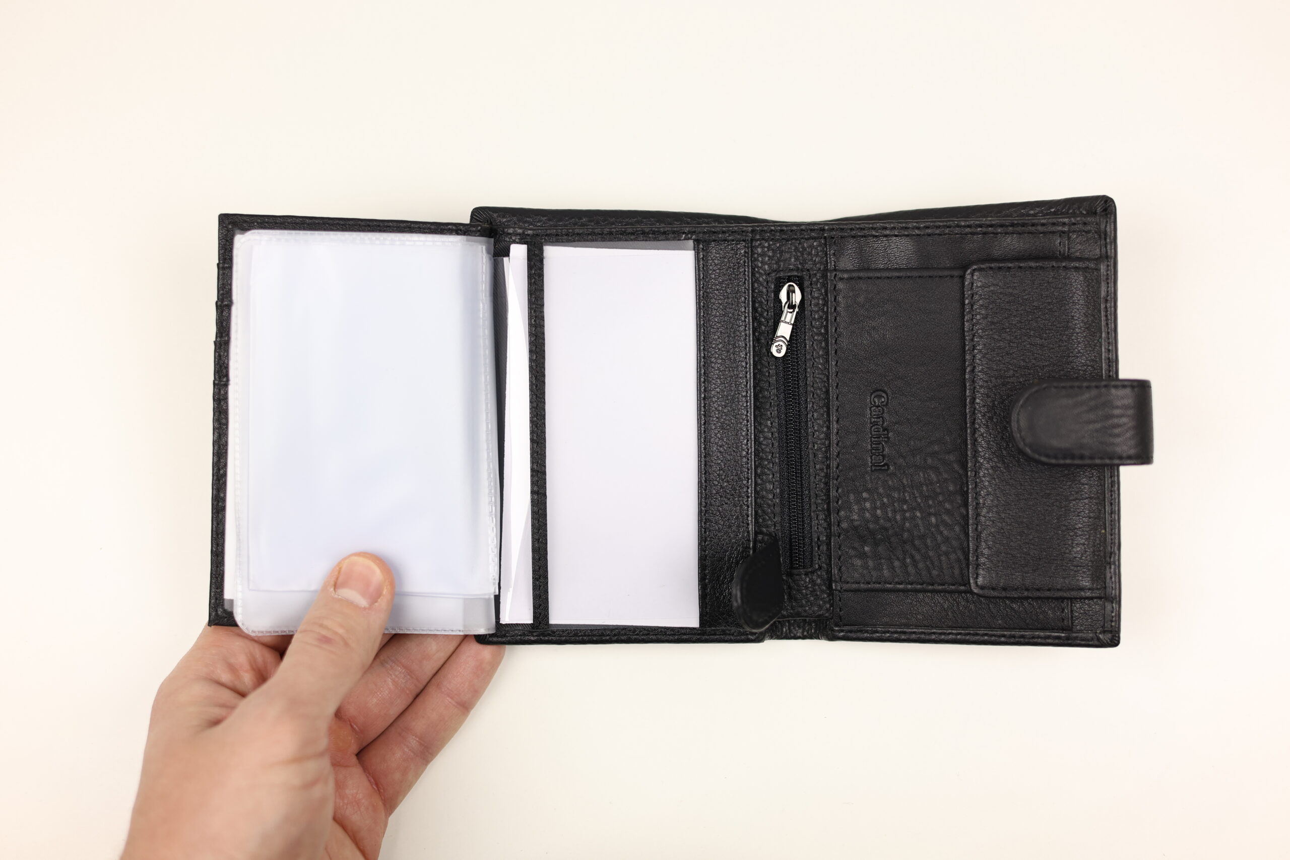 Чоловіче шкіряне портмоне cardinal вертикальне на кнопці Чоловіче шкіряне портмоне cardinal вертикальне на кнопці