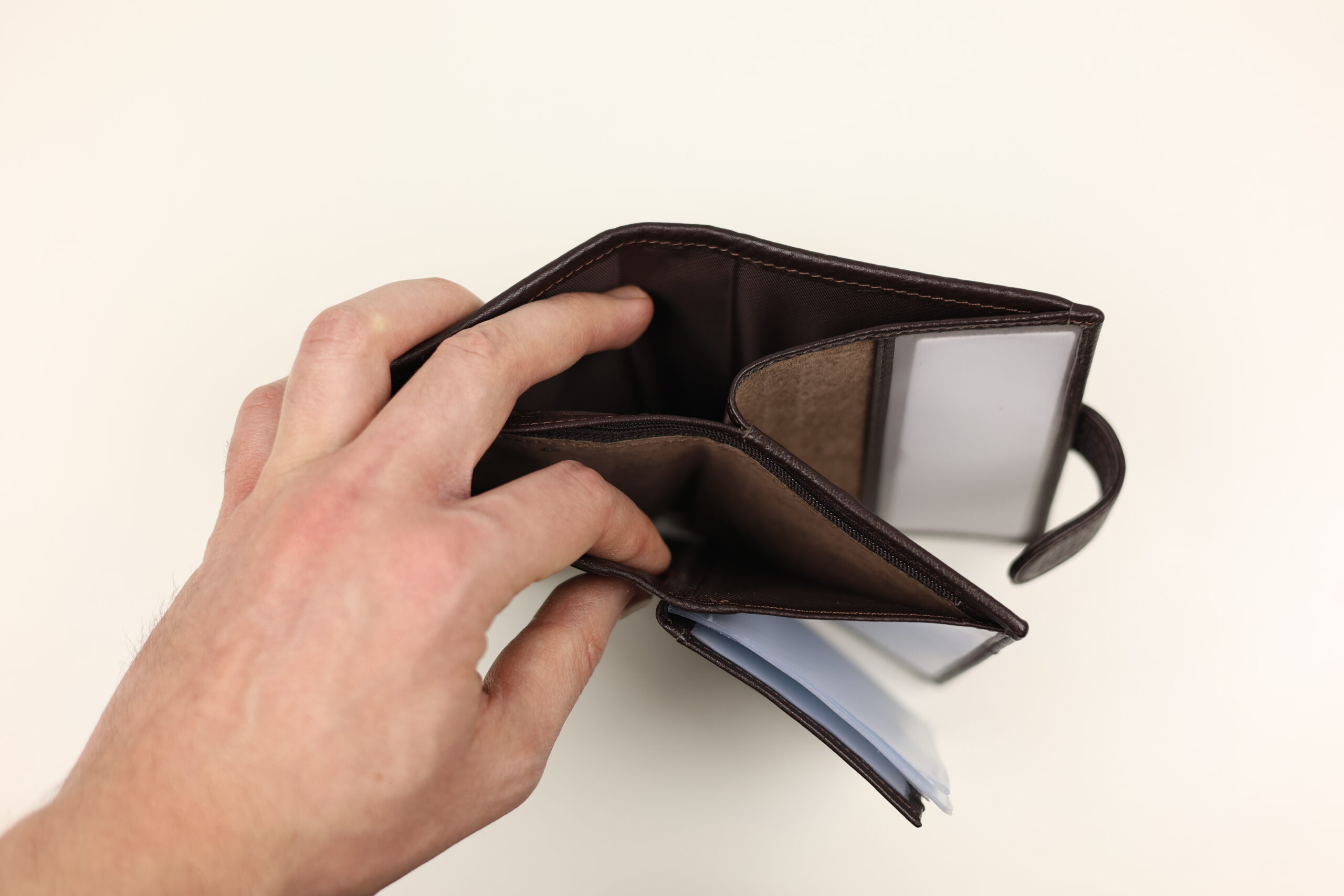 Чоловіче шкіряне портмоне cardinal вертикальне на кнопці Чоловіче шкіряне портмоне cardinal вертикальне на кнопці