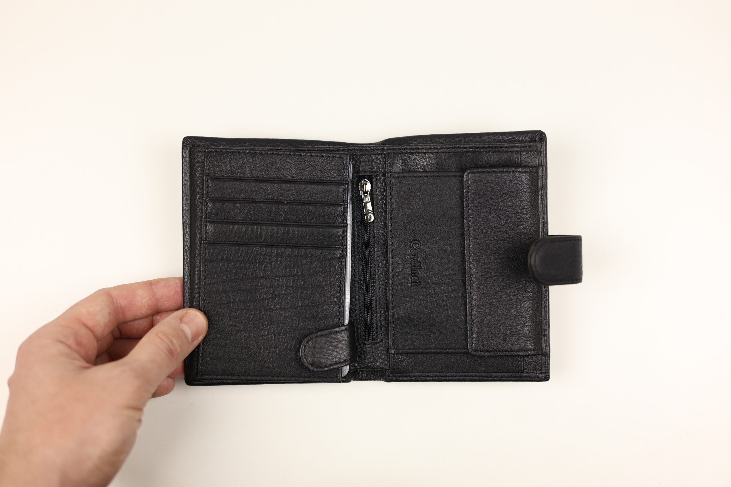 Чоловіче шкіряне портмоне cardinal вертикальне на кнопці Чоловіче шкіряне портмоне cardinal вертикальне на кнопці