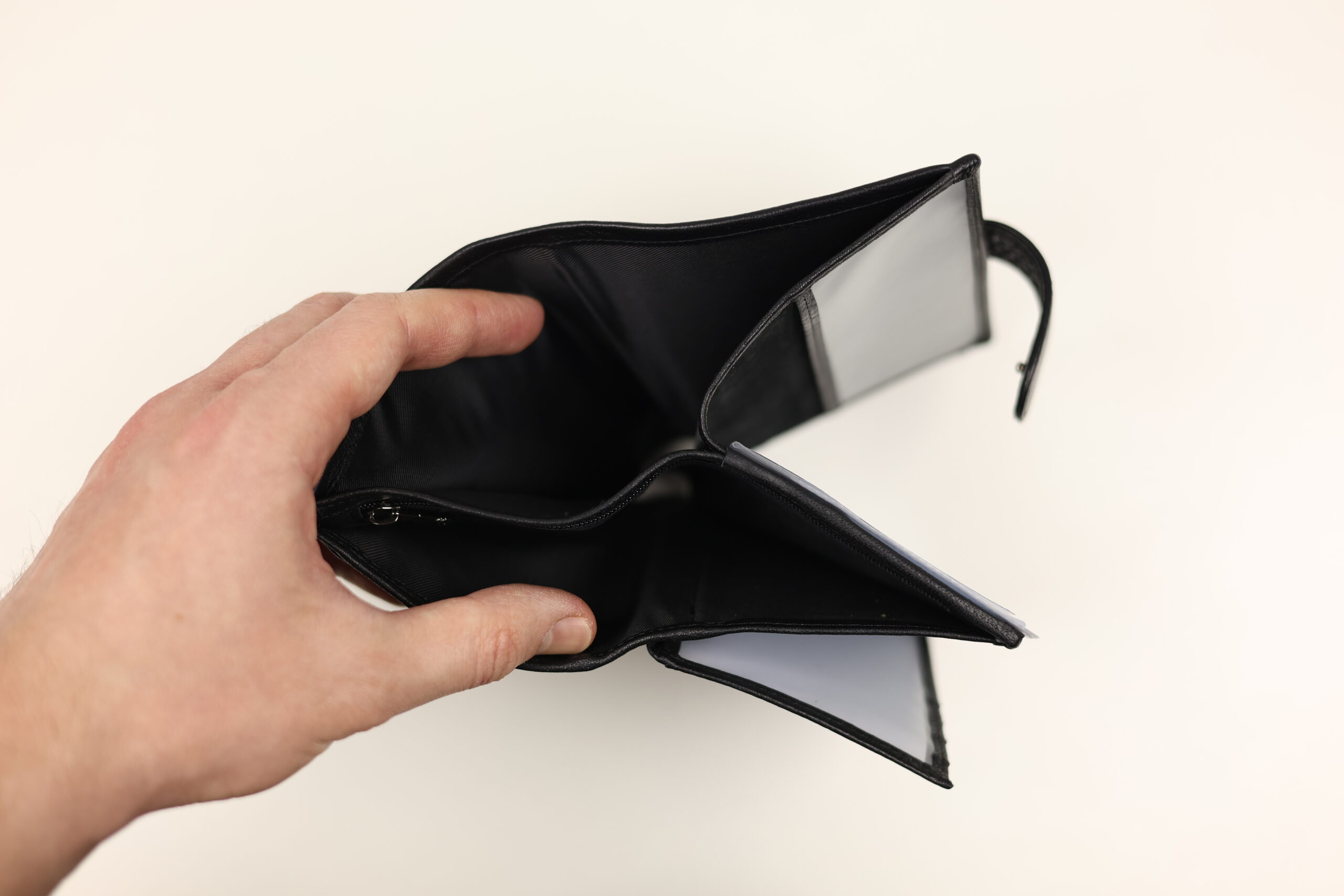 Чоловіче шкіряне портмоне cardinal вертикальне на кнопці Чоловіче шкіряне портмоне cardinal вертикальне на кнопці